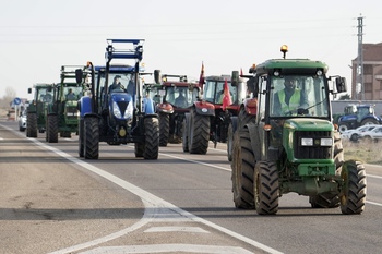 Una marcha espontánea de tractores tapona varias vías de León