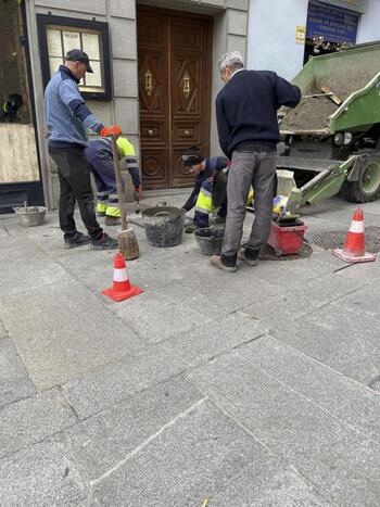 'Parches' de cemento en las losetas de la Plaza Mayor
