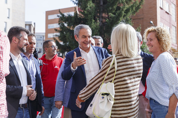 Zapatero visita en Segovia una exposición sobre el PSOE